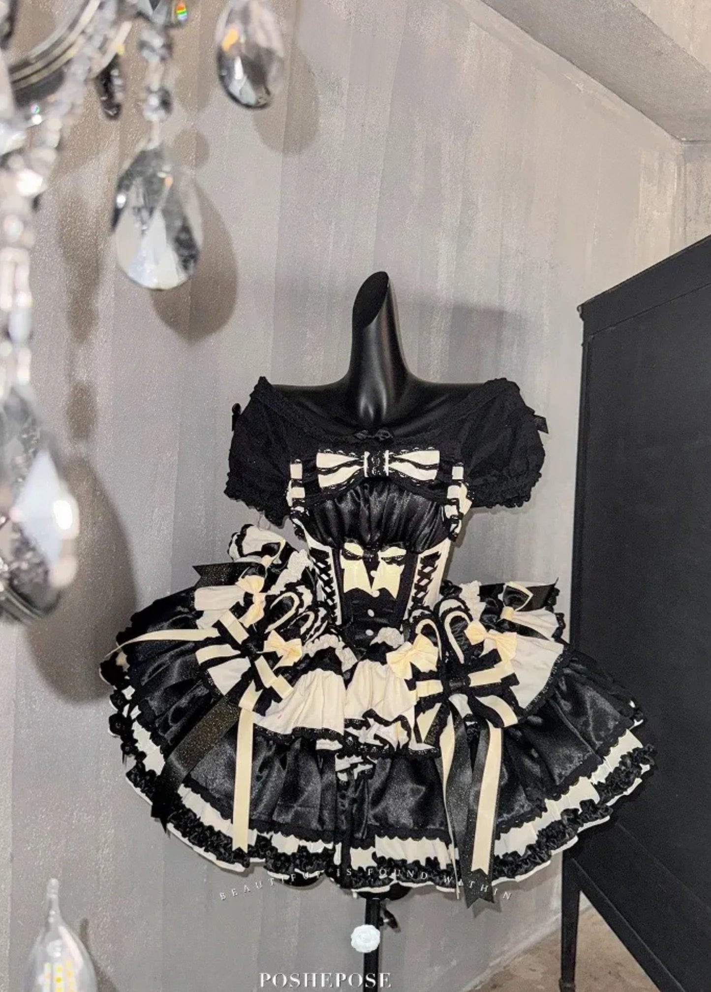 Layered skirt volume of Sweet Dream Black Dress, black and yellow Lolita cake dress for idols.